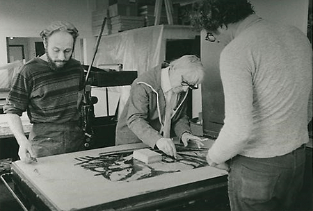 Irwin Hollander working with Willem de Kooning in his New York workshop. Image courtesy of the Hollander family.